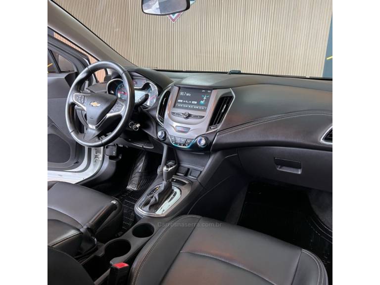 CHEVROLET - CRUZE - 2017/2018 - Branca - R$ 89.900,00